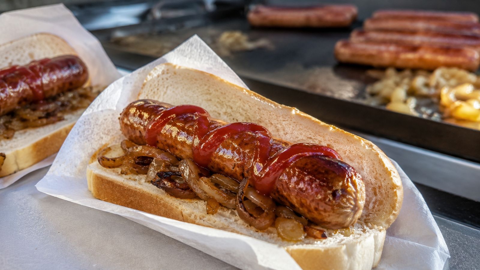 Bunnings sausage sizzle (snag in bread)