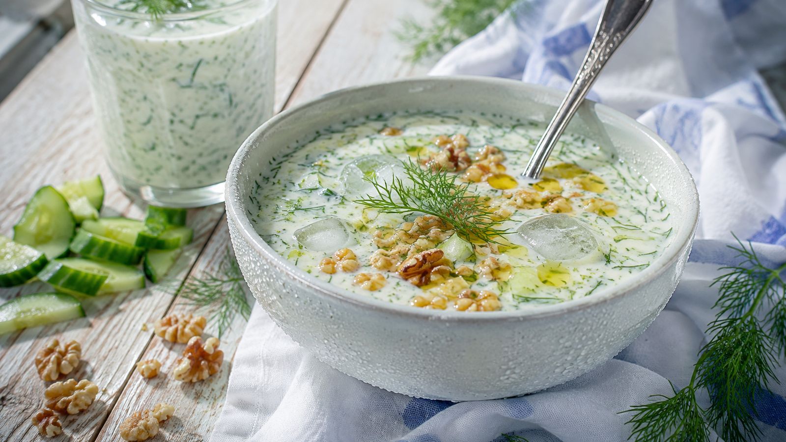 Tarator (таратор — soupe froide concombre-yaourt)