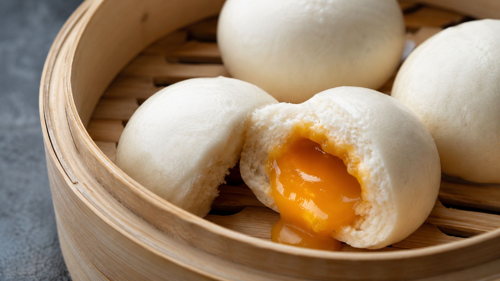 Liu Sha Bao (流沙包) — Petit pain vapeur au « sable coulant » de jaune d'œuf salé