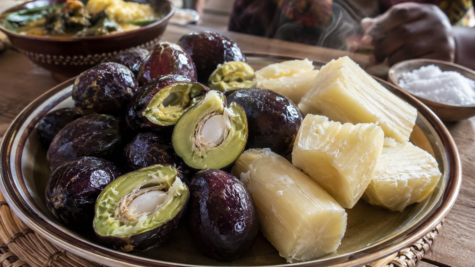 Atanga Bouilli au Manioc (safou — fruit ovoïde du Dacryodes edulis, prune africaine endémique du Golfe de Guinée, simplement bouilli ou braisé sur les braises puis salé, servi avec tronçons de manioc bouilli — accompagnement-totem du Gabon, ouvre tous les repas en saison)