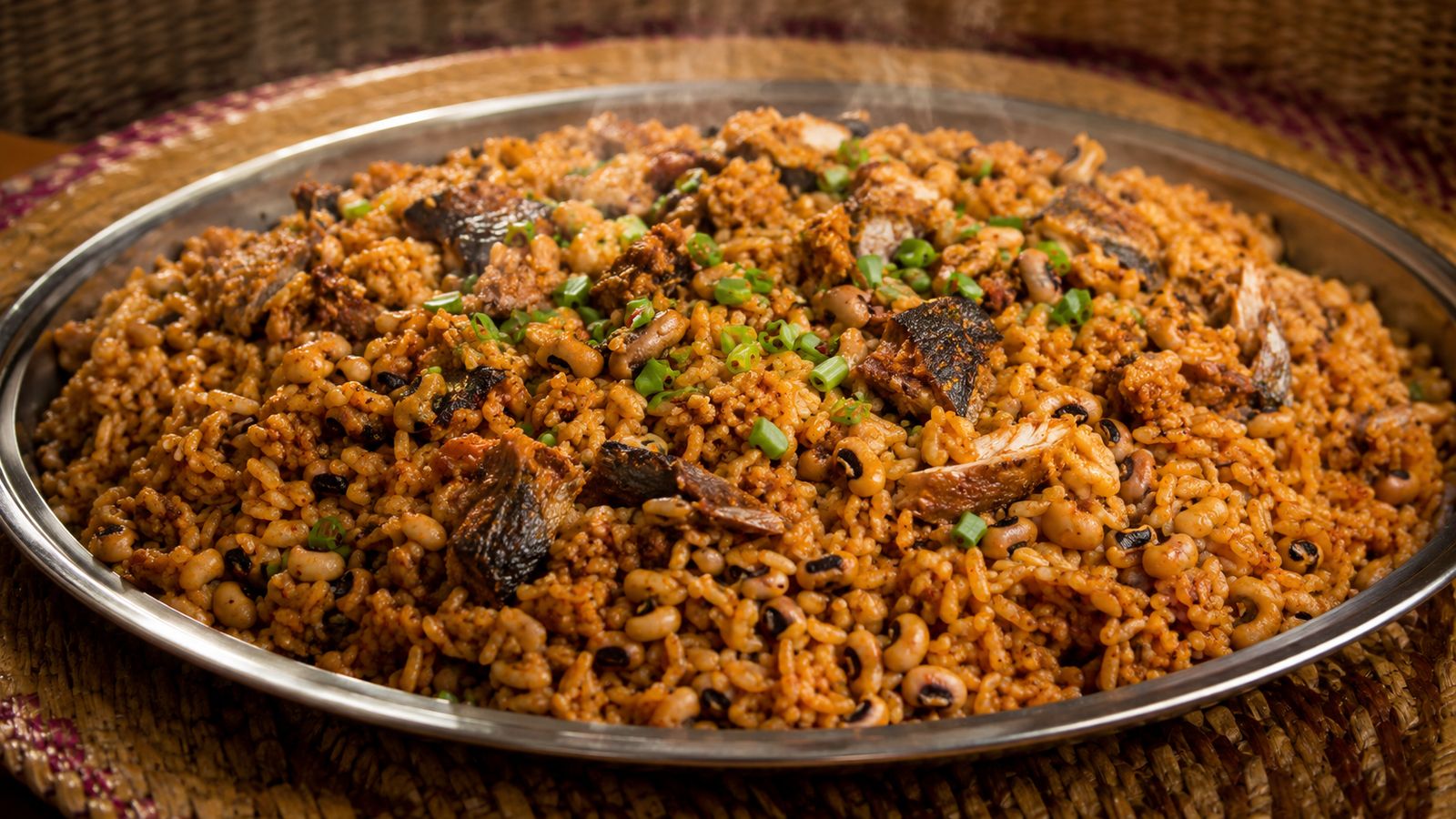 Mbahal (riz wolof-mandinka au niébé, poisson fumé/séché, arachides et huile de palme — version festive du vendredi)