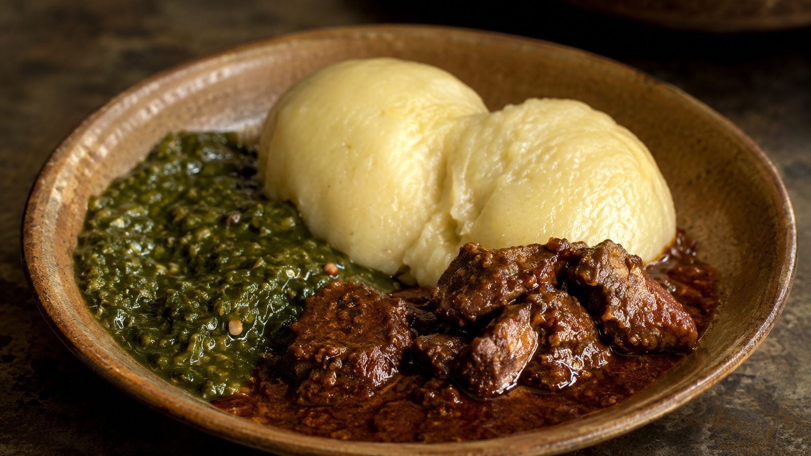 Tuo Zaafi (TZ) nord-ghanéen Dagomba (pâte de farine de maïs et cassava cuite-stretchy à la spatule de bois, servie en boule pétrie avec sauce ayoyo aux feuilles de jute mucilagineuses et stew de viande mouton-bœuf au dawadawa fermenté)