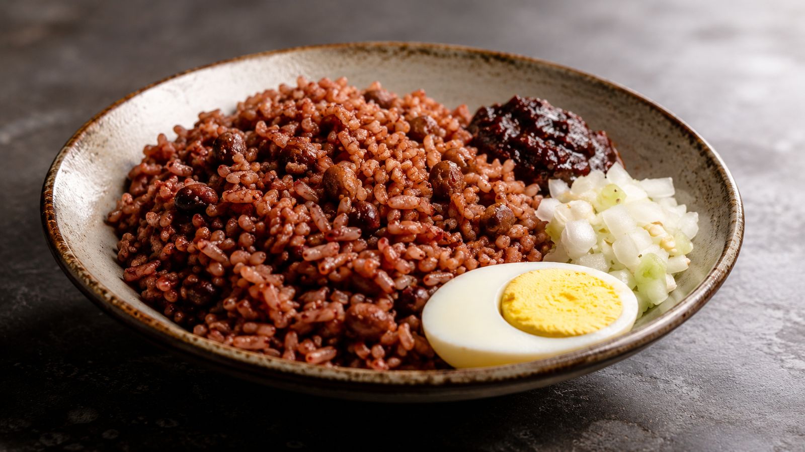 Waakye (riz haricots gomme rouge)