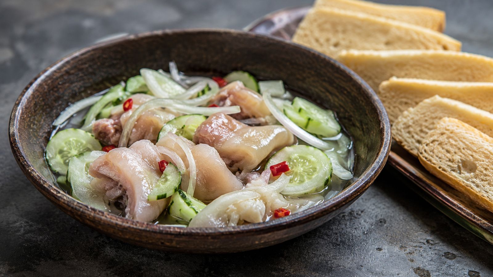 Souse (pieds de porc marinés au citron et concombre)