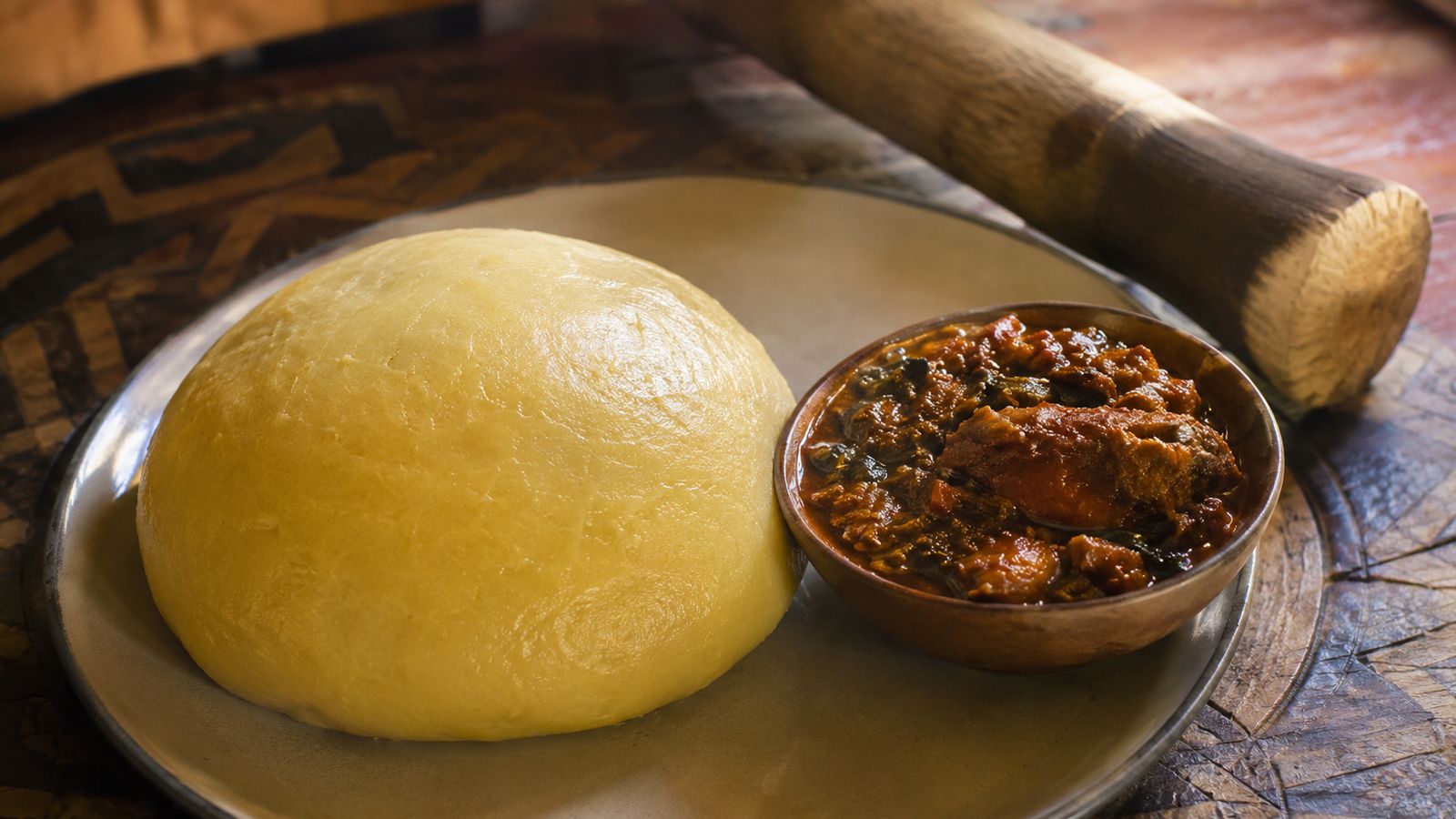 Foutou Aluku (banane plantain pilée au mortier)