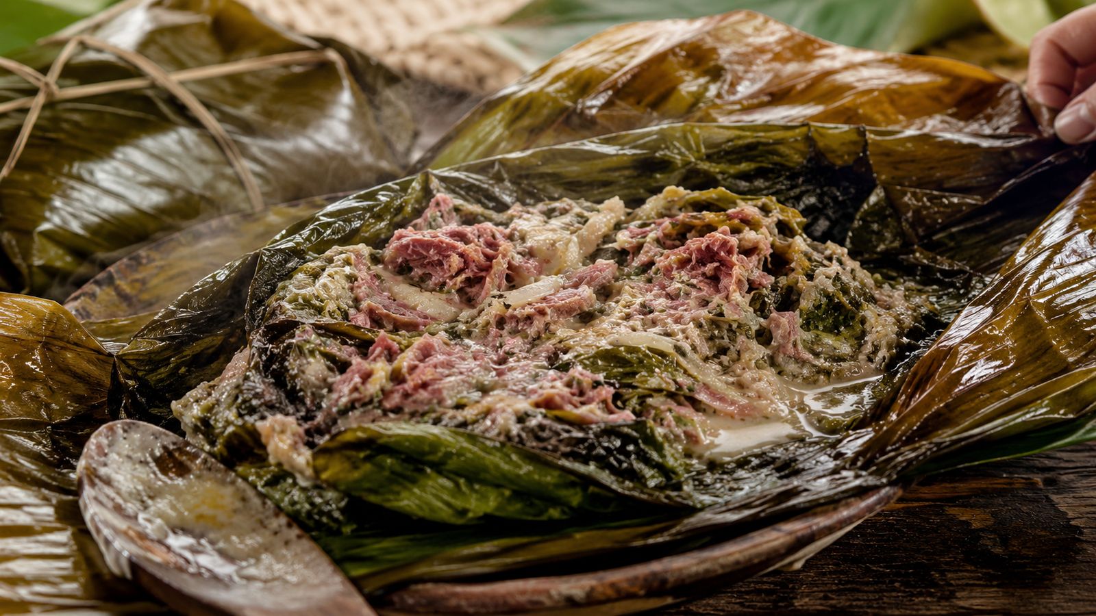 Palusami (feuilles de taro Ă la crĂšme de coco et corned beef)