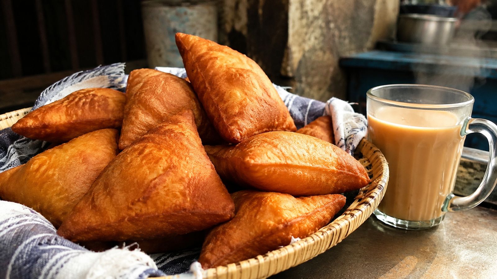 Mandazi (beignet swahili coco-cardamome — street food côte swahili Kenya)