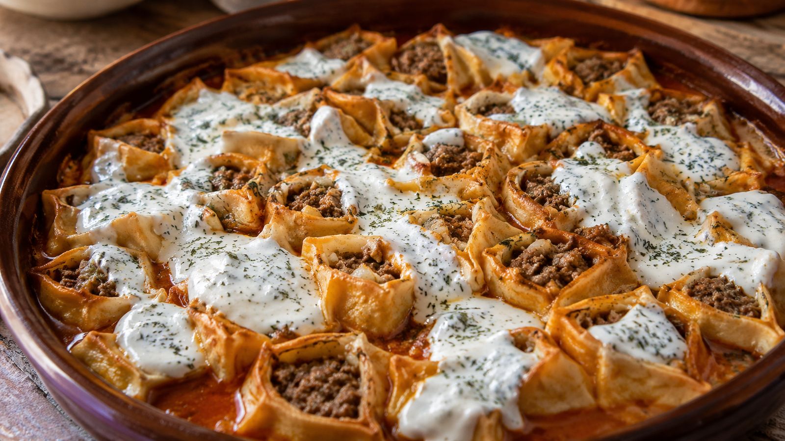 Mantija kosovare (raviolis cuits au four à la sauce yogourt)