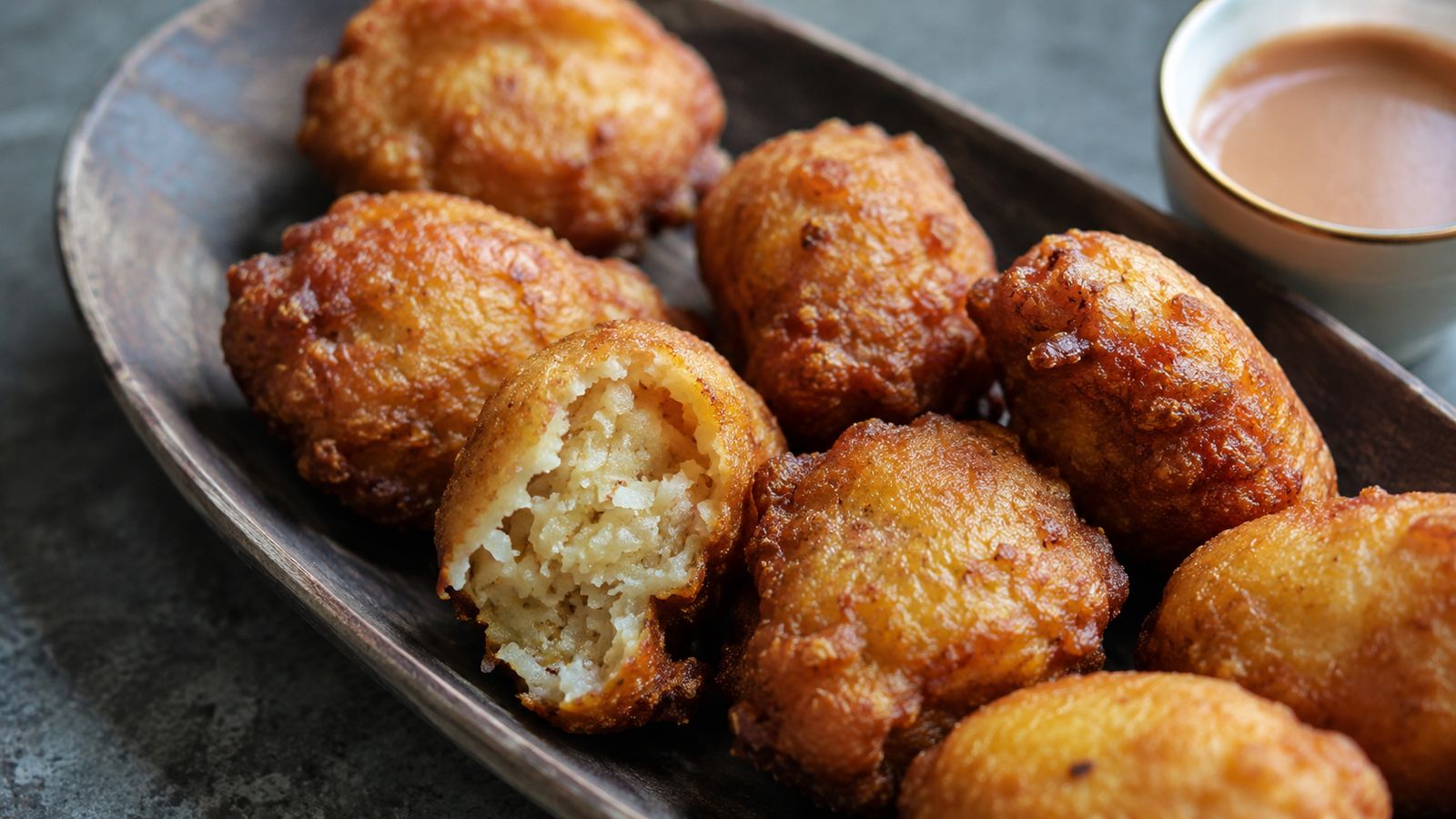 Dhonkeyo Kajuru (ދޮންކެޔޮ ކަޖުރު — beignets de banane à la coco)