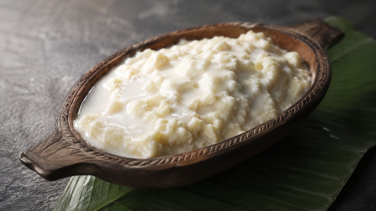 Kón / motun - fruit a pain frais pile, nappe de lait de coco (Chuuk)