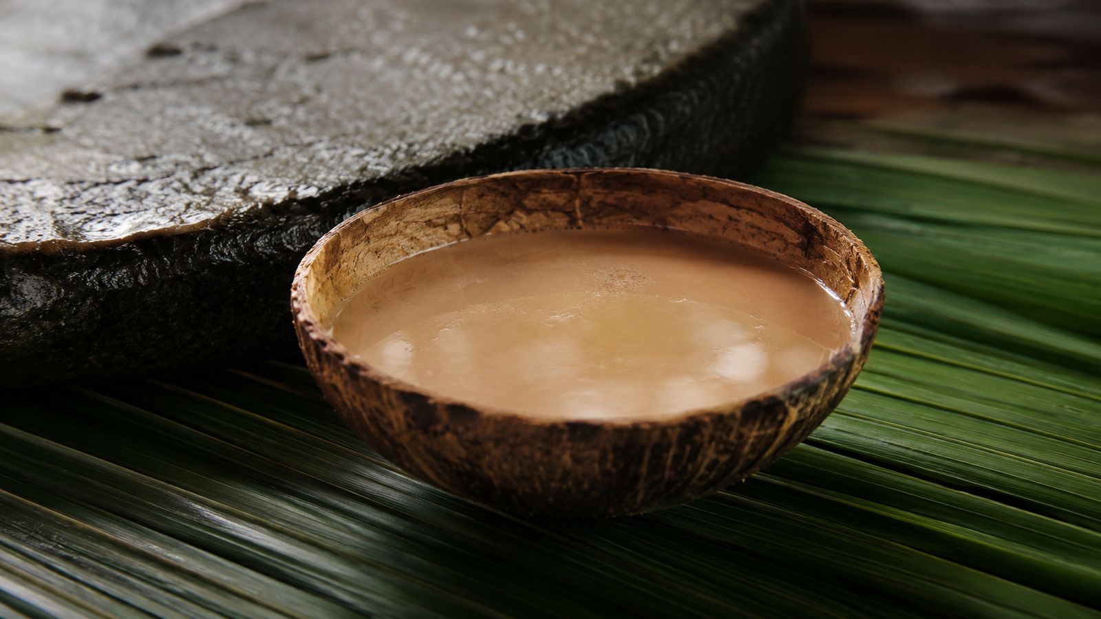 Sakau en Pohnpei - kava cérémoniel pilé sur la pierre