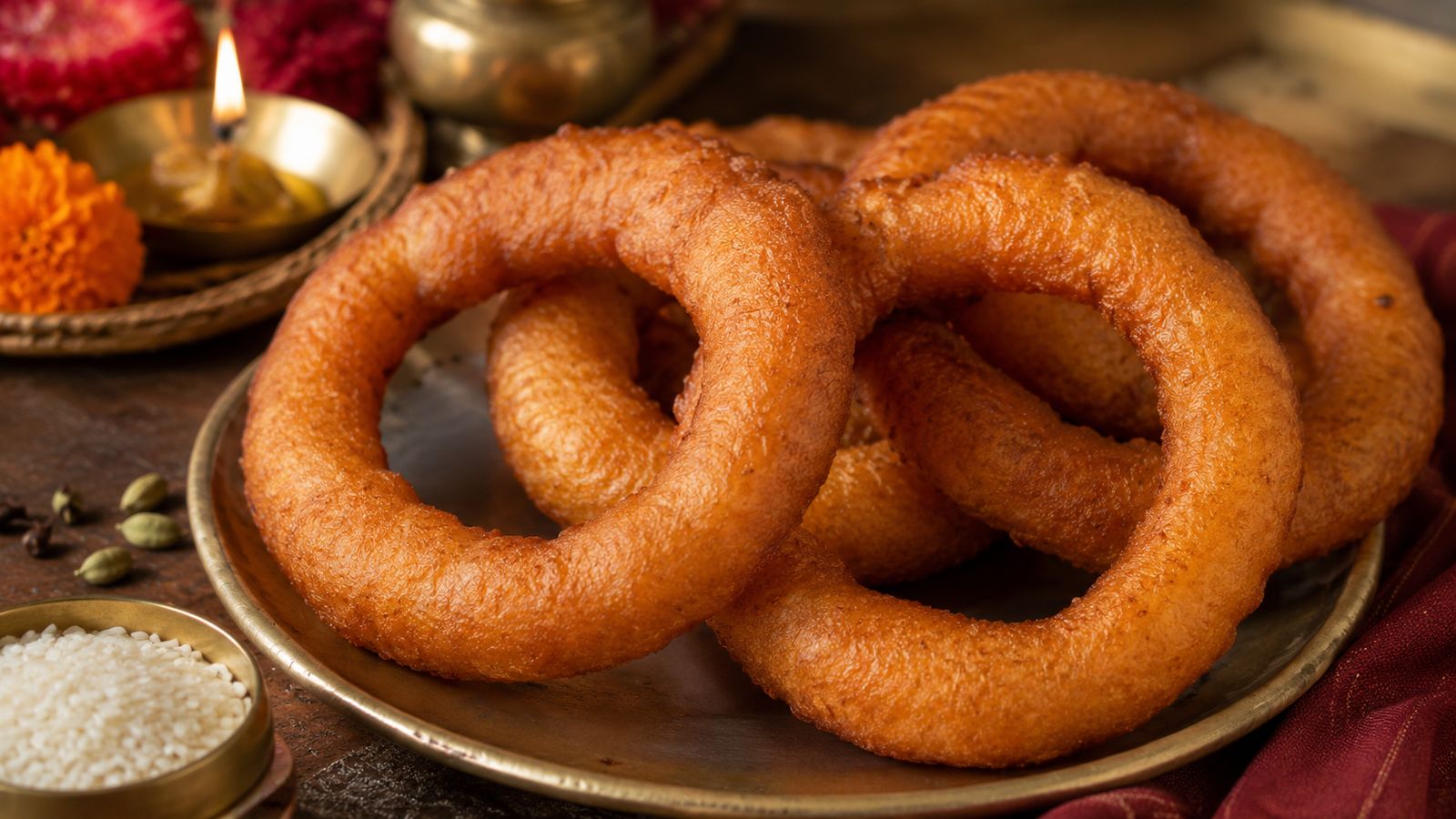 Sel Roti (anneau frit népalais riz-cardamome)