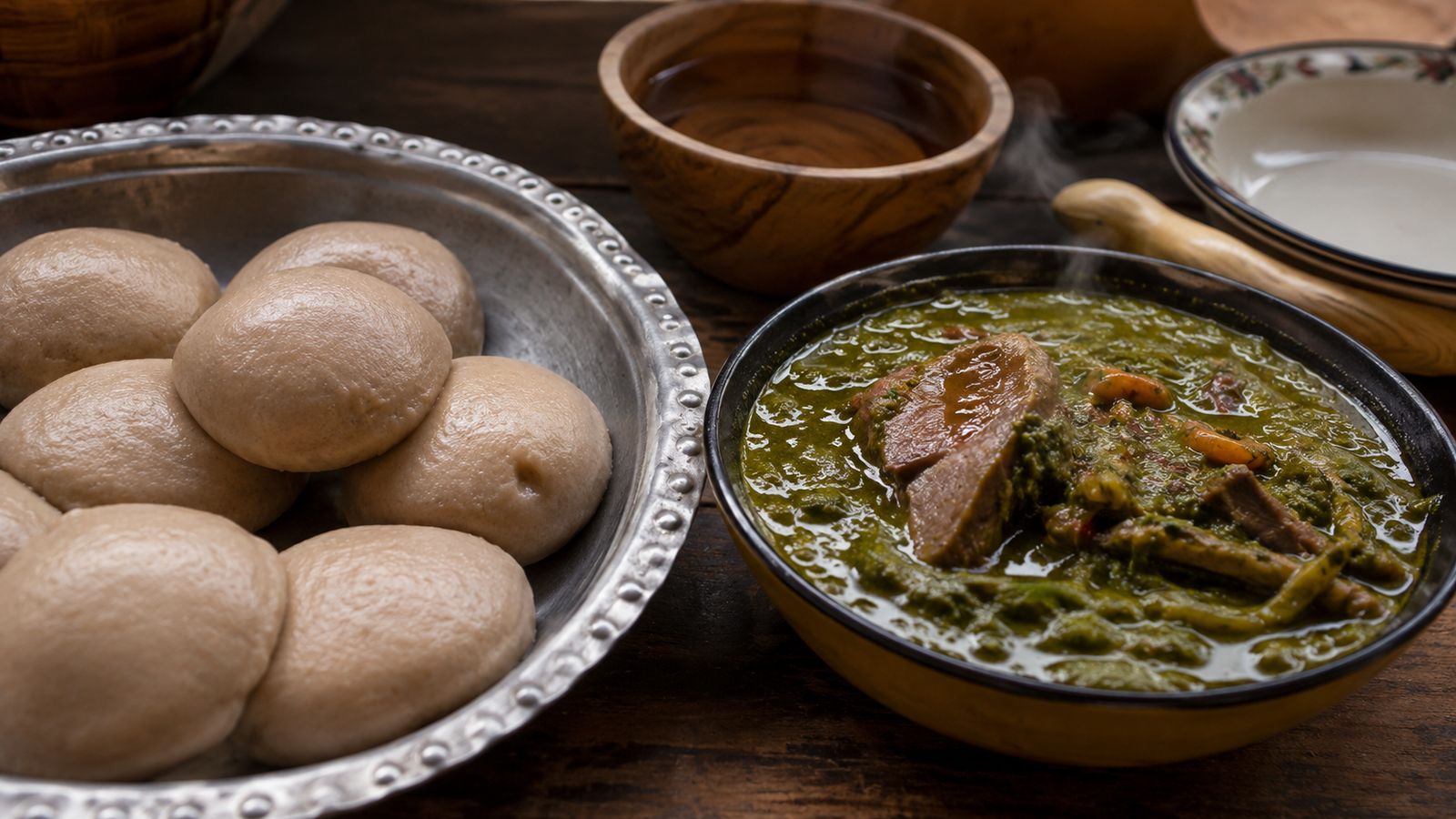 Miyan Kuka (sauce de feuilles de baobab séchées et pilées — soupe haoussa-sahélienne servie sur tô de mil, de sorgho ou de riz)