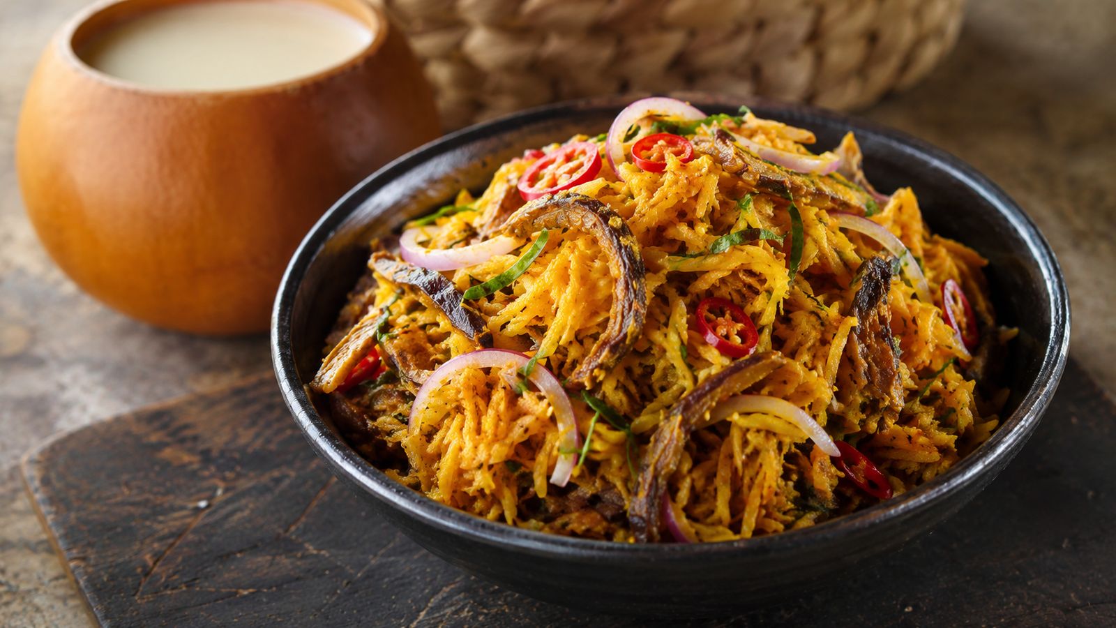Abacha (Salade africaine Igbo — filaments de cassava à l'huile de palme et ugba)