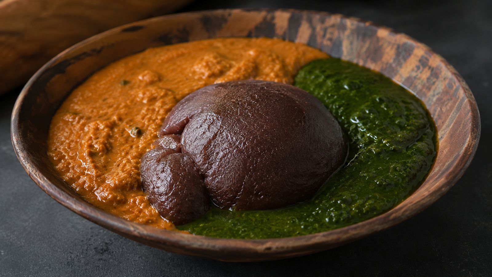Amala (swallow à la farine d'igname séchée elubo — le swallow Yoruba par excellence)