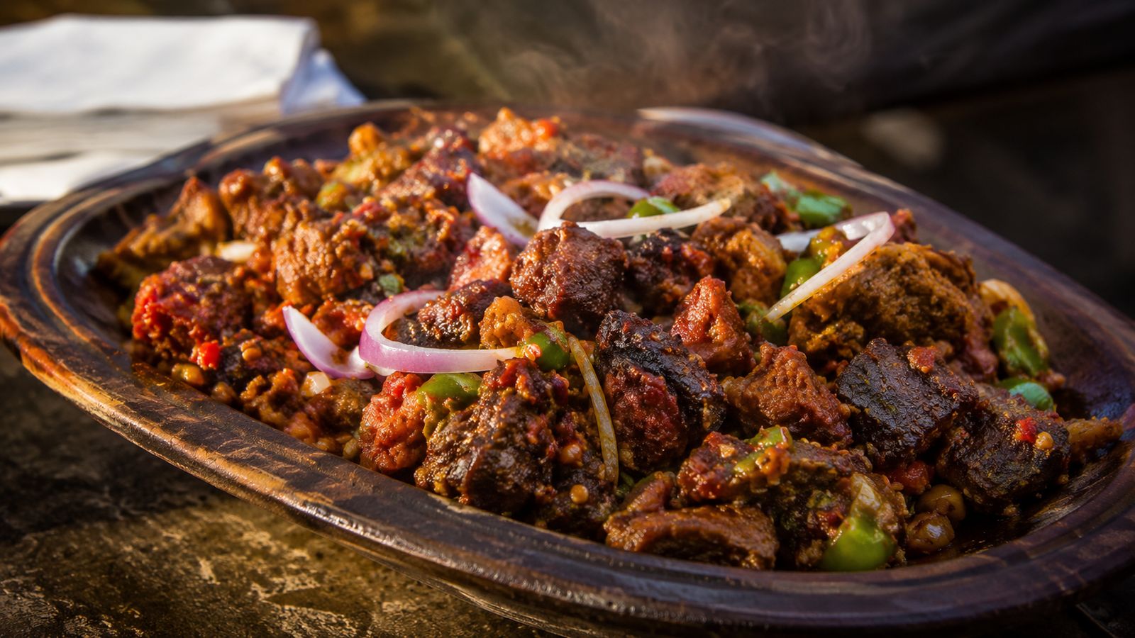 Asun (chèvre grillée ultra-pimentée — finger food des fêtes yoruba)