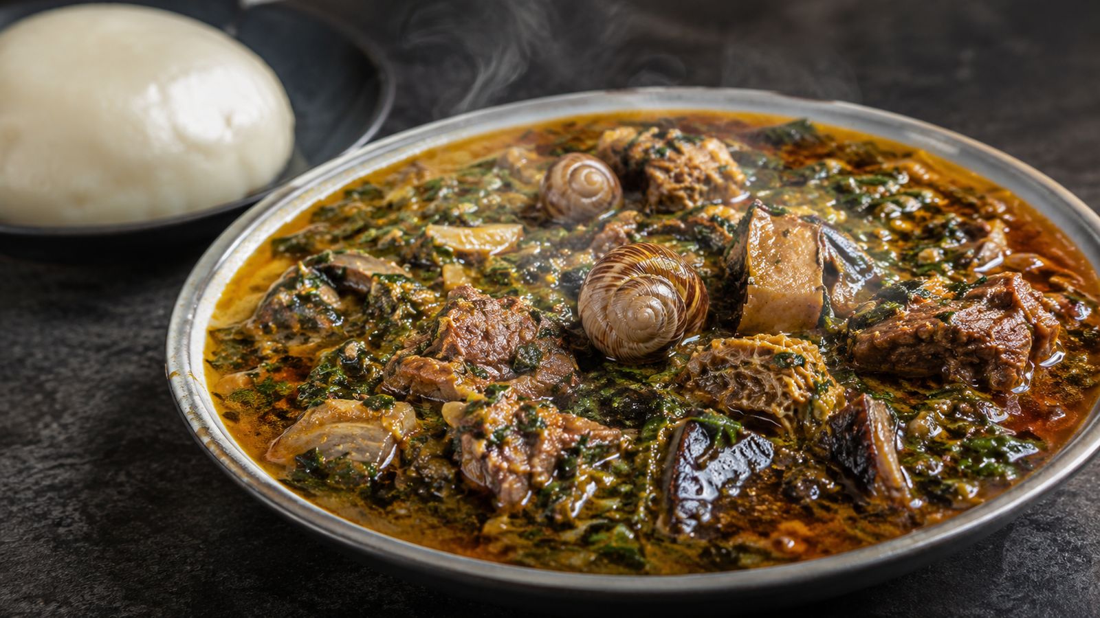 Edikang Ikong (soupe-totem efik aux feuilles ugu et waterleaf — huile de palme, crevettes pilées, poisson séché, viande — plat d'honneur de Calabar et Cross River)