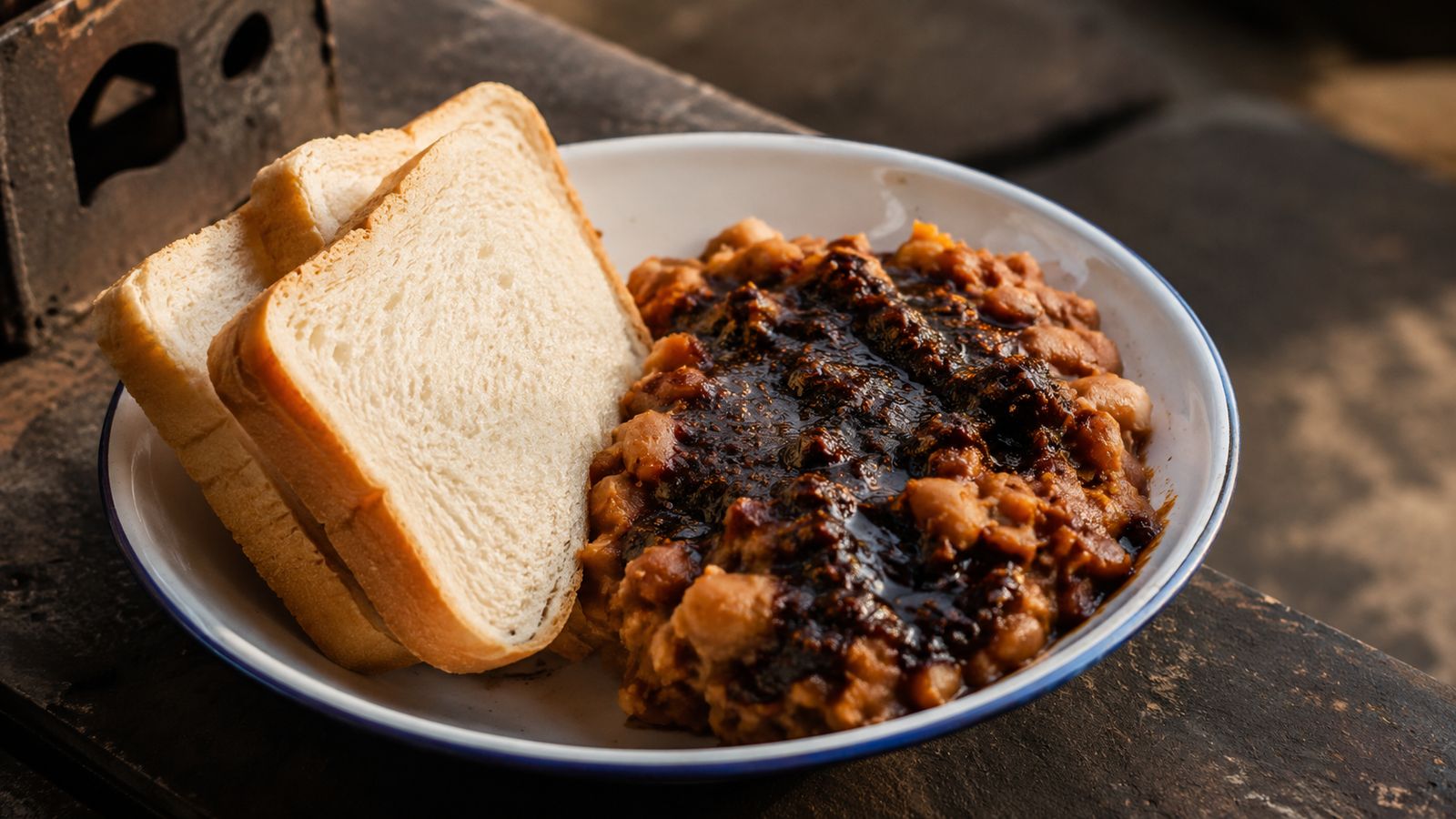 Ewa Agoyin (haricots écrasés sauce noircie Lagos — street food du petit-déjeuner yoruba)