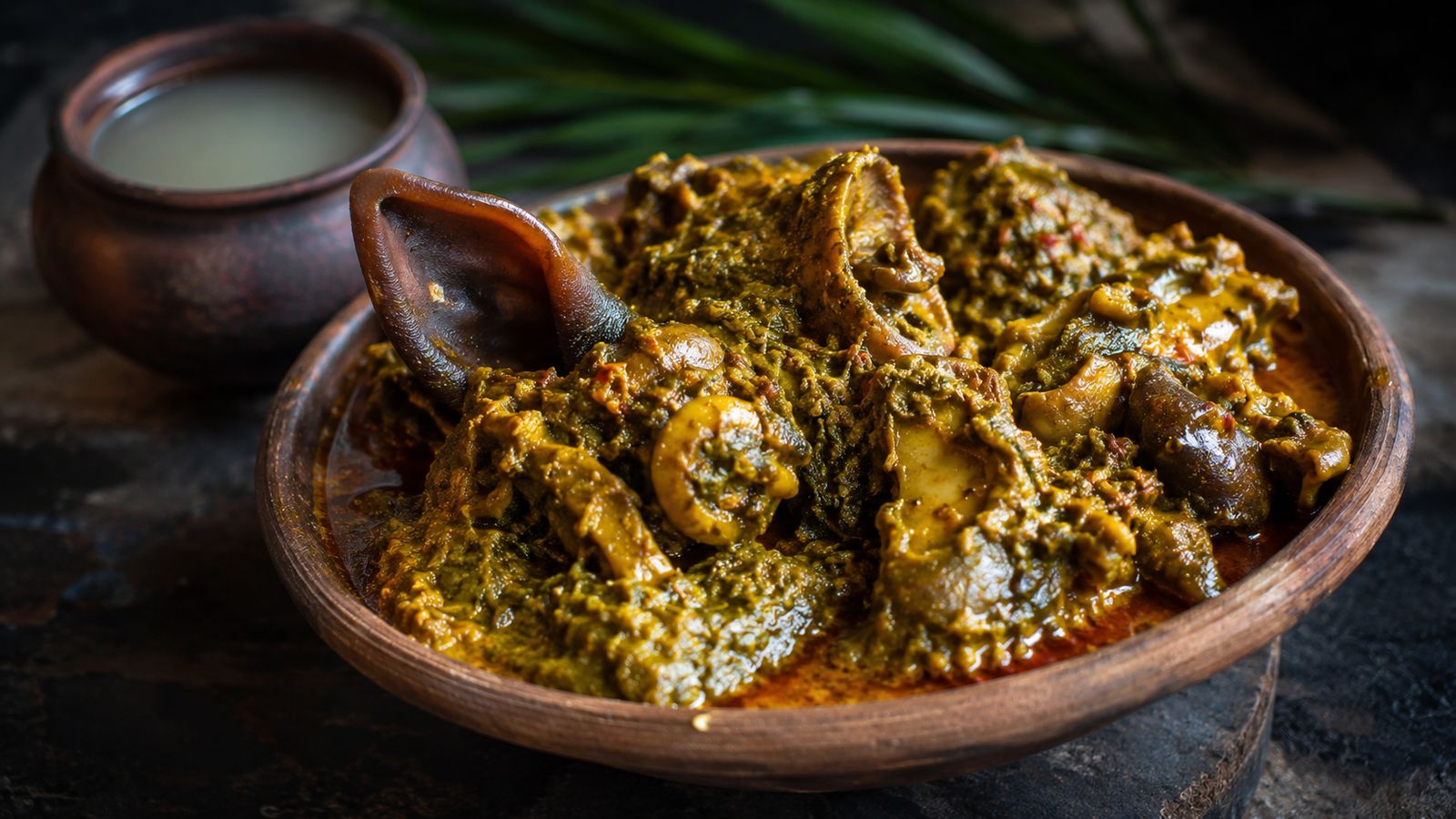 Isi Ewu (tête de chèvre épicée — plat de prestige culturel Igbo)