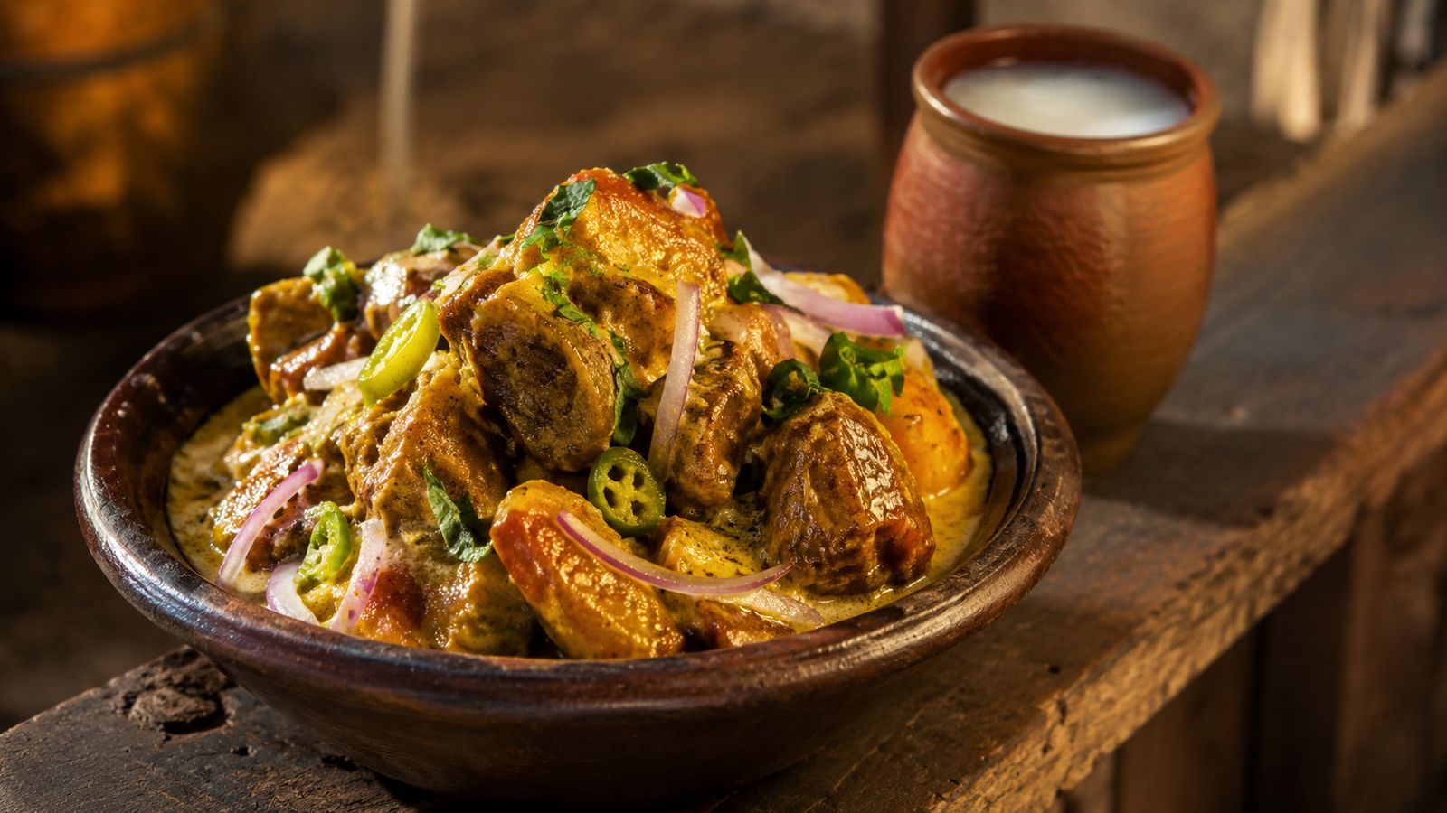 Nkwobi (jarret de vache sauce palme-potash épicée — apéritif de bar Igbo pan-nigérian)