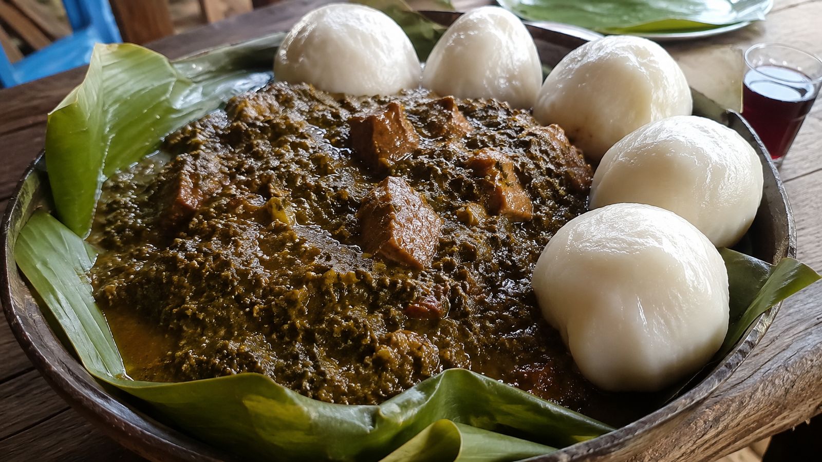 Ngoundja — Sauce de feuilles de manioc pilées à la pâte d'arachide (plat-totem végétal sango-banda, sauce mère hebdomadaire des foyers centrafricains servie sur gozo)