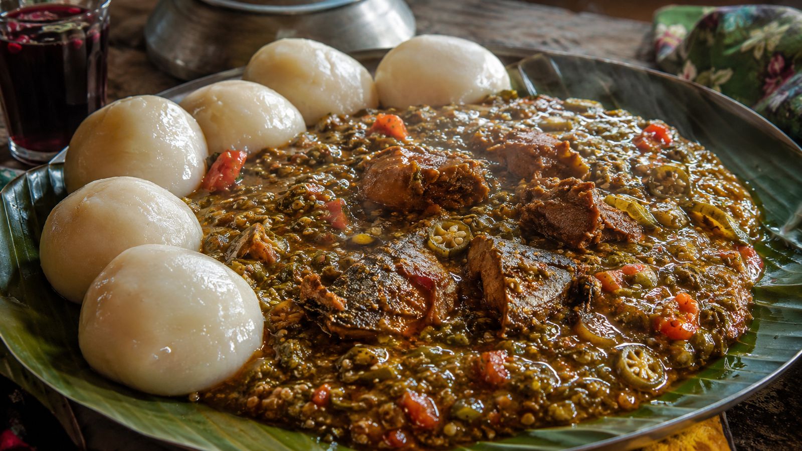 Vèkè — Sauce gombo au bœuf et poisson fumé (sauce mucilagineuse signature sango-banda, classique des maquis de Bangui à la texture filante velour signature des sauces d'Afrique centrale équatoriale)