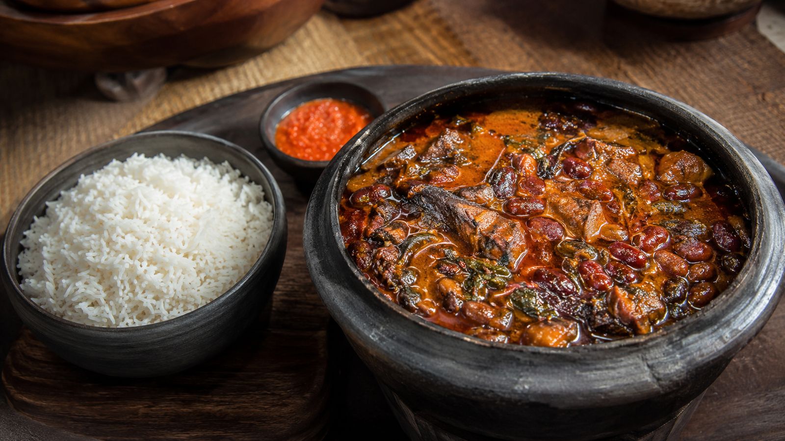 Feijoada à moda da terra de São Tomé (haricots rouges au poisson fumé, huile de palme et feuilles de micocó)