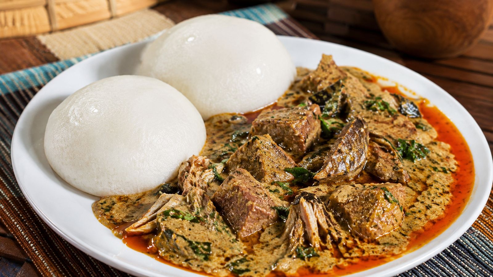 Akoumè avec sauce pistache (graines de courge)