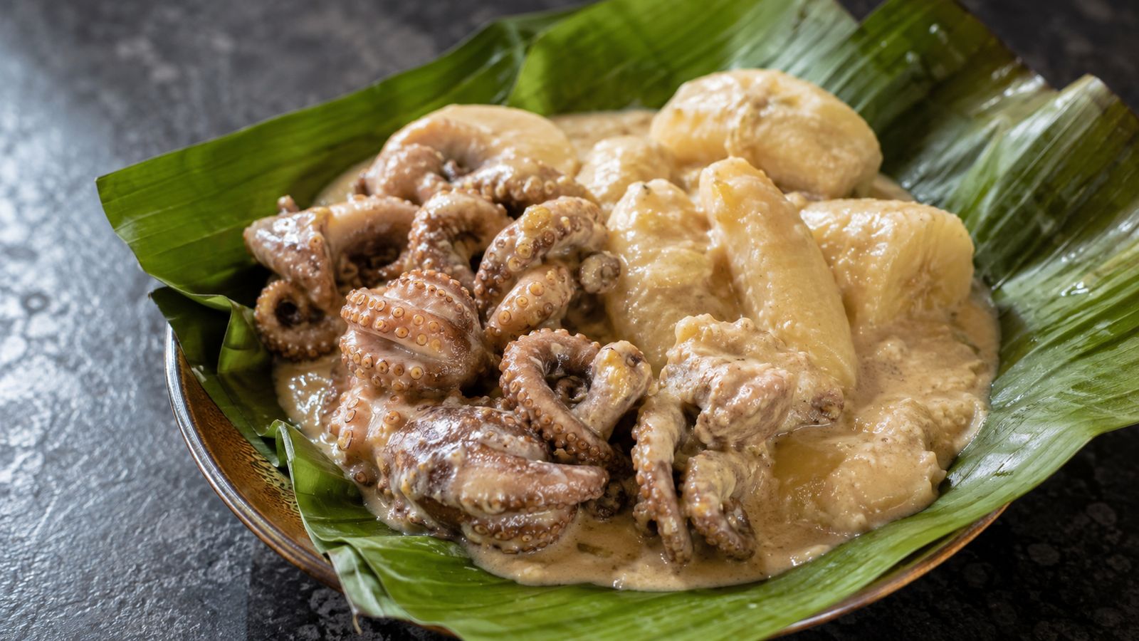 Lo'i Feke (poulpe à la crème de coco)
