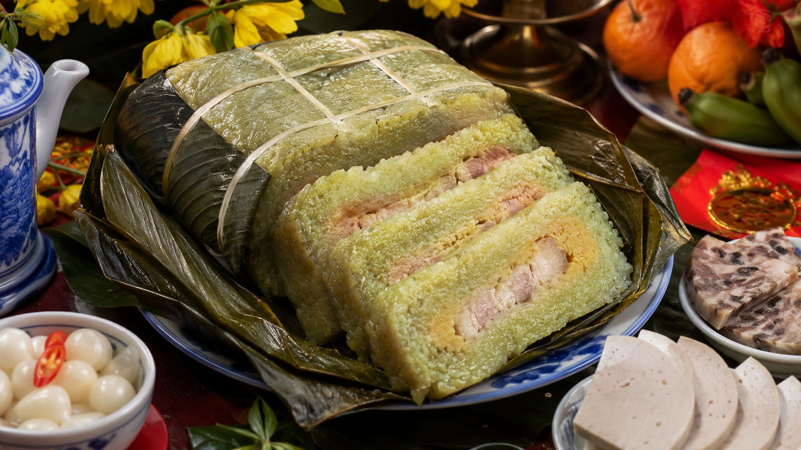 Bánh chưng (Bánh chưng — gâteau carré de riz gluant farci porc et haricots mungo, Tết Nord)