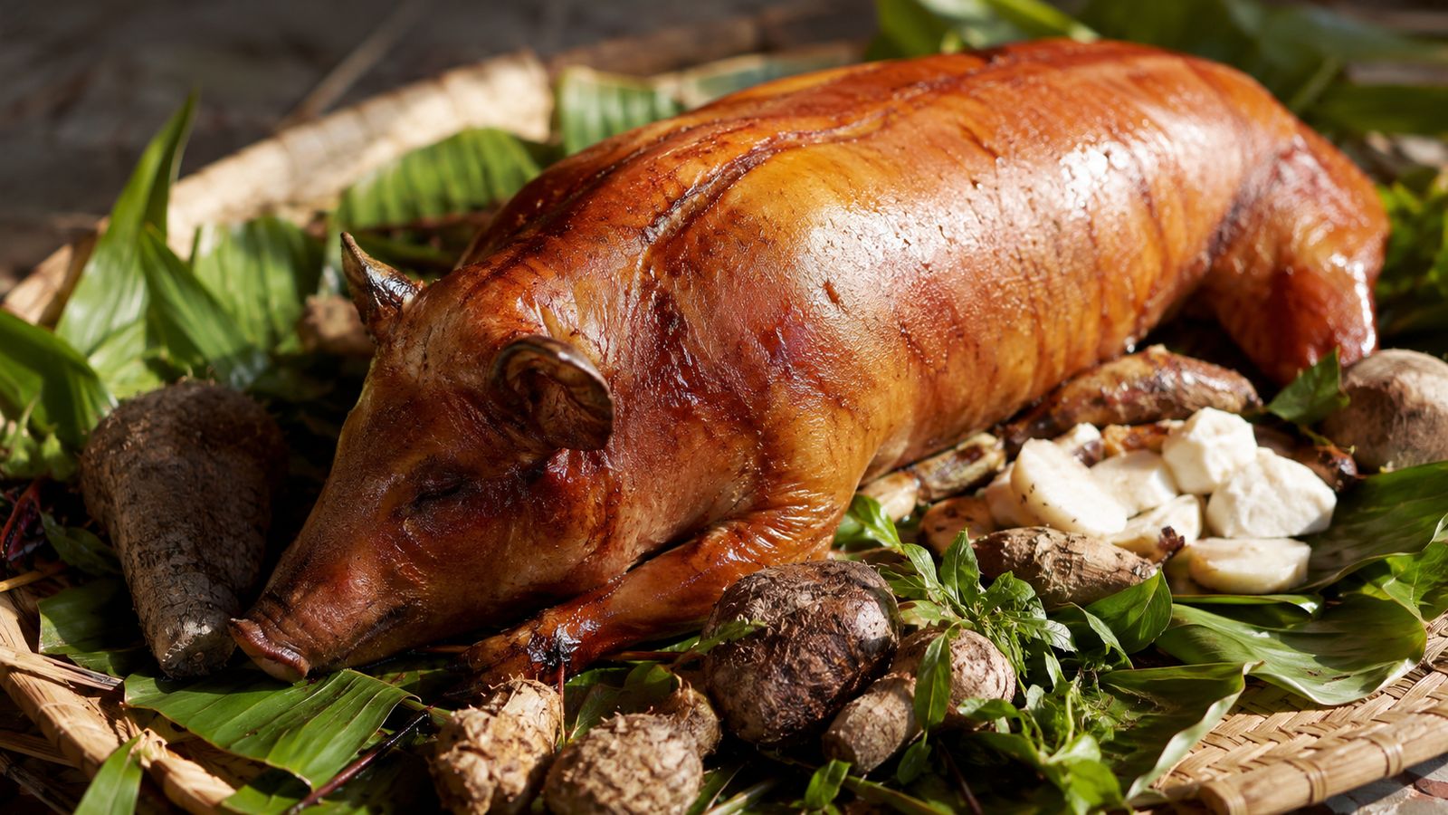 Puaka 'i te umu (cochon entier au four enterré)